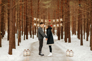Une demande en mariage hivernale sur la patinoire du Domaine Enchanteur, à Trois-Rivières.