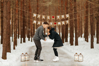 Une demande en mariage hivernale sur la patinoire du Domaine Enchanteur, à Trois-Rivières.