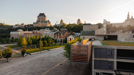 Séance photo fiançailles dans le Vieux-Québec devant le Chateau Frontenac