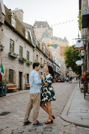 Séance photo fiançailles dans le Vieux-Québec devant le Chateau Frontenac