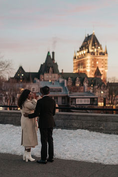 Demande en mariage au lever du soleil, devant le Château Frontenac vu de la terrasse Pierre-Dugua-de-Mons.