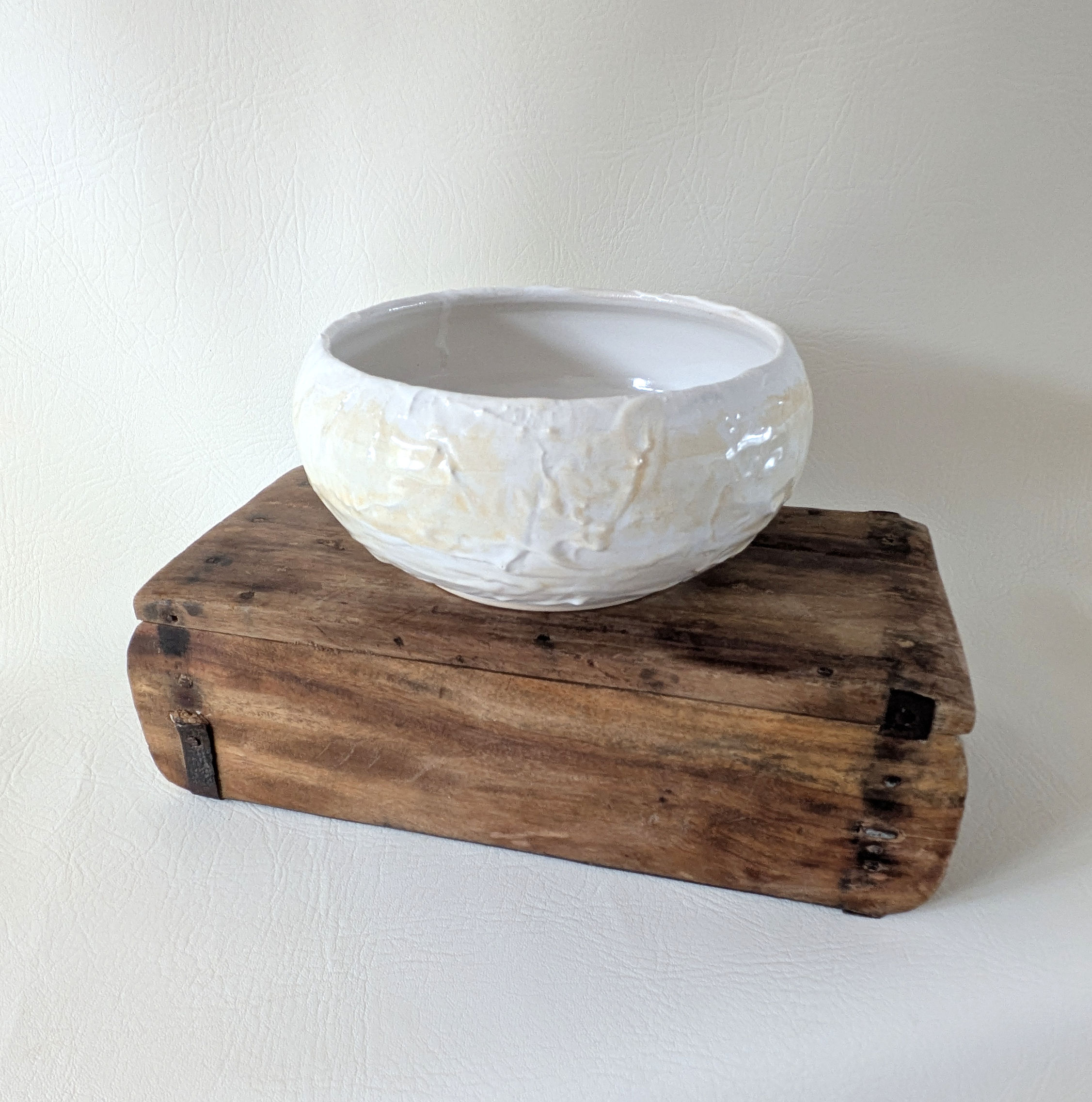 Decorative antique effect bowl - white/coffee