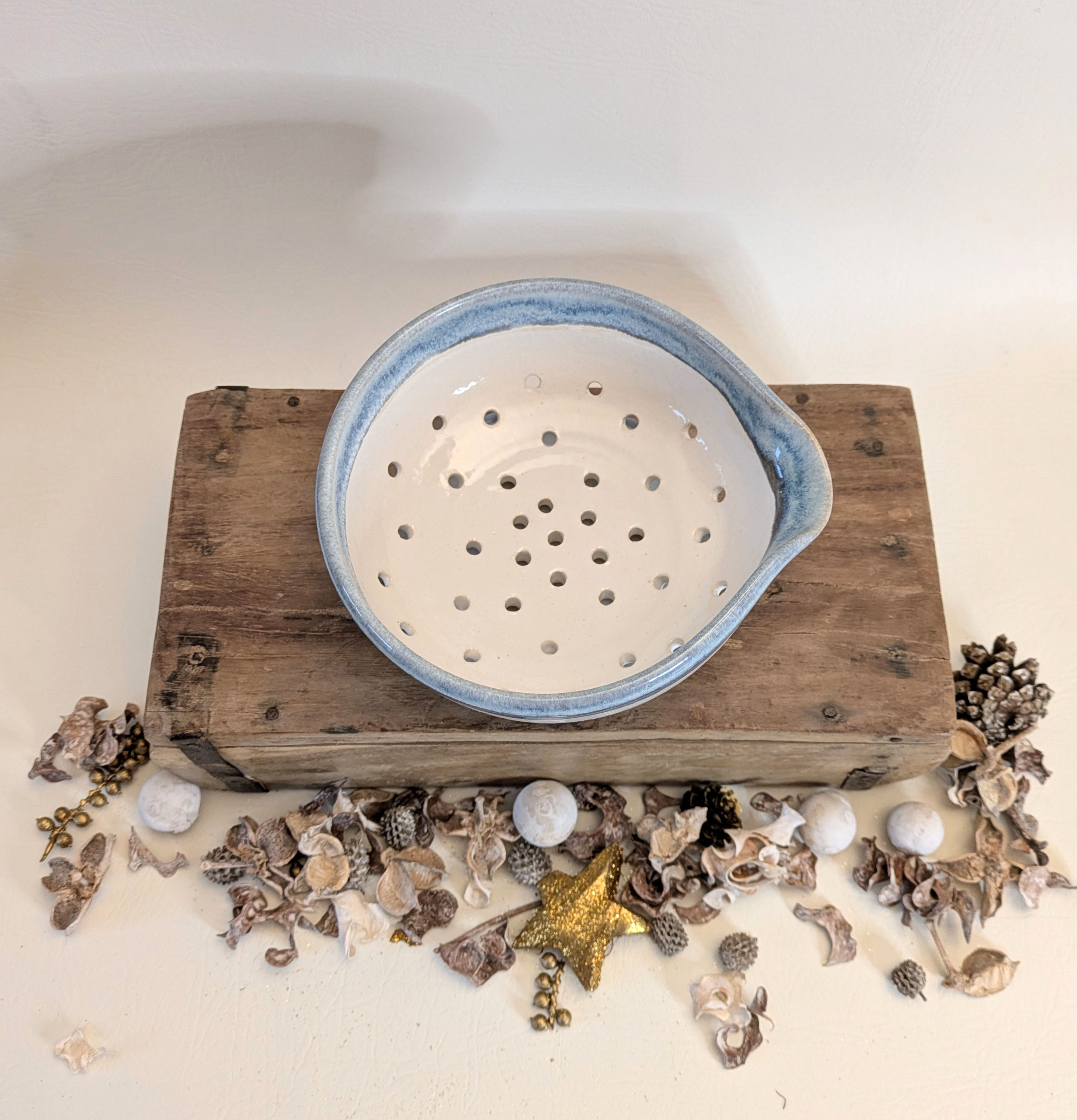 Berry bowl/Colander - White with blue