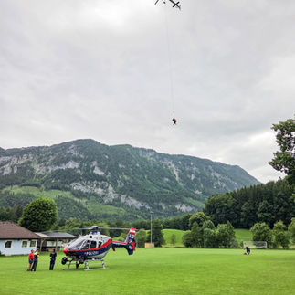 Polizeihubschrauber Salzburg führte die Bergund des Toten durch