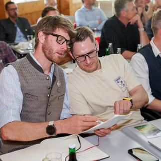 Ortsstellenleiter und Referatsleiter im regen Austausch