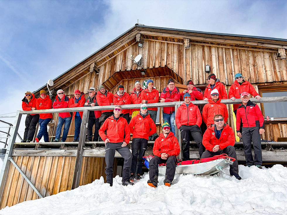 Die Kameraden der Ortsstelle Obertraun vor der Bergrettungshütte