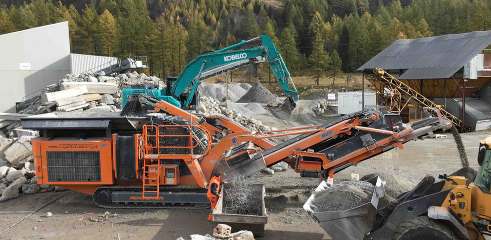 Rockster_Impact-Crusher_Prallbrecher_R1100DS_demoliton-debris_with_dust-suppression.jpg