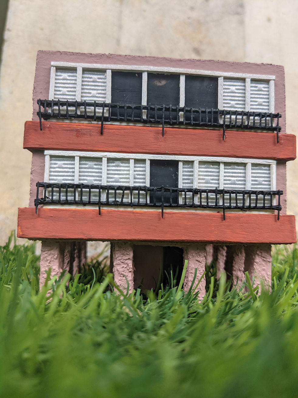 תמונה ממוזערת: בניין ישראלי על עמודים