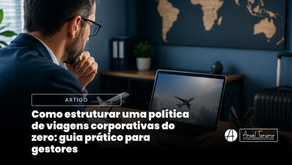 Gestor empresarial estruturando uma política de viagens corporativas em escritório, analisando informações de viagens e planejamento em notebook e documentos.