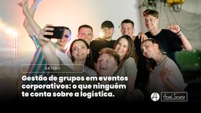 Profissionais participando de evento corporativo com gestão de viagens organizada