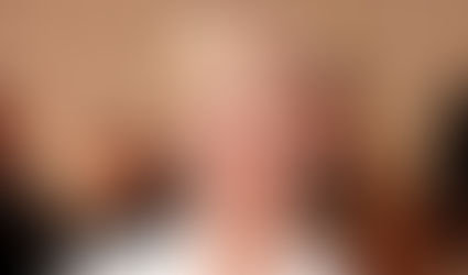 The Art of Perfect Blonde: Pamela Anderson’s Soft, Luminous Look