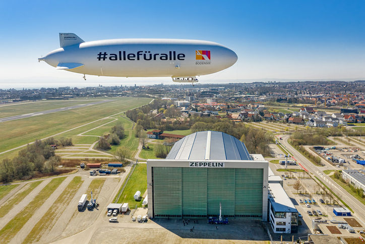 Der Zeppelin NT vor dem Zeppelin Hangar in Friedrichshafen
