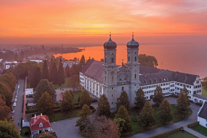 Die Schlosskirche in Friedrichshafen bei Sonnenaufgang