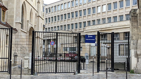 Entrée_de_la_faculté_de_médecine_d'Université_de_Paris_site_Cordeliers.jpeg