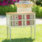console merisier à rayures de style Directoire dans un jardin