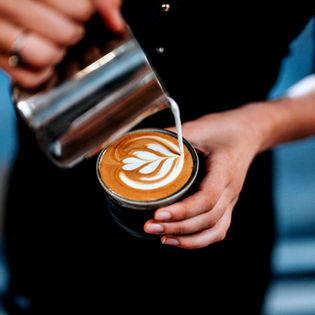 Barista latte art 