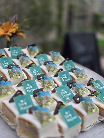 petit four met logo.jpeg