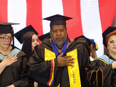 Nino Correa Filomeno, comisionado del NMEAD, se gradúa con honores en Caribbean University