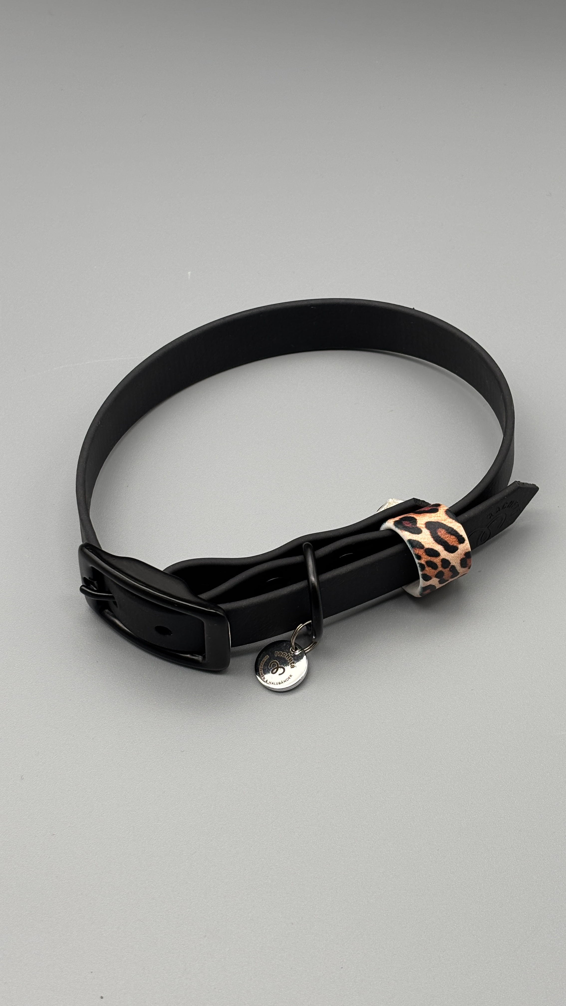 Schwarzes Leo Look Halsband mit kleinem Markel