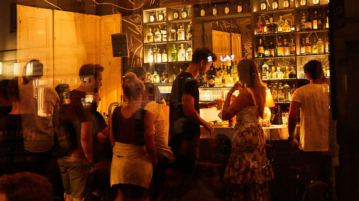 James T. hunt Bar voller Menschen an der Theke