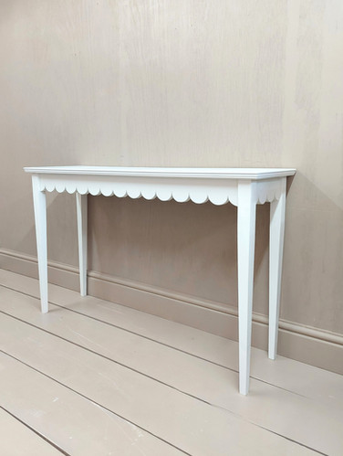 Scalloped console table | beaufort-and-dunham