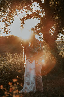 Mariés qui s'embrassent au coucher du soleil