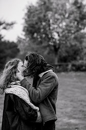 Couple qui s'embrasse en pleine nature