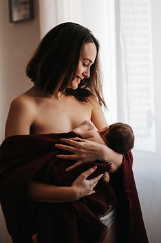 Mère qui allaite son bébé