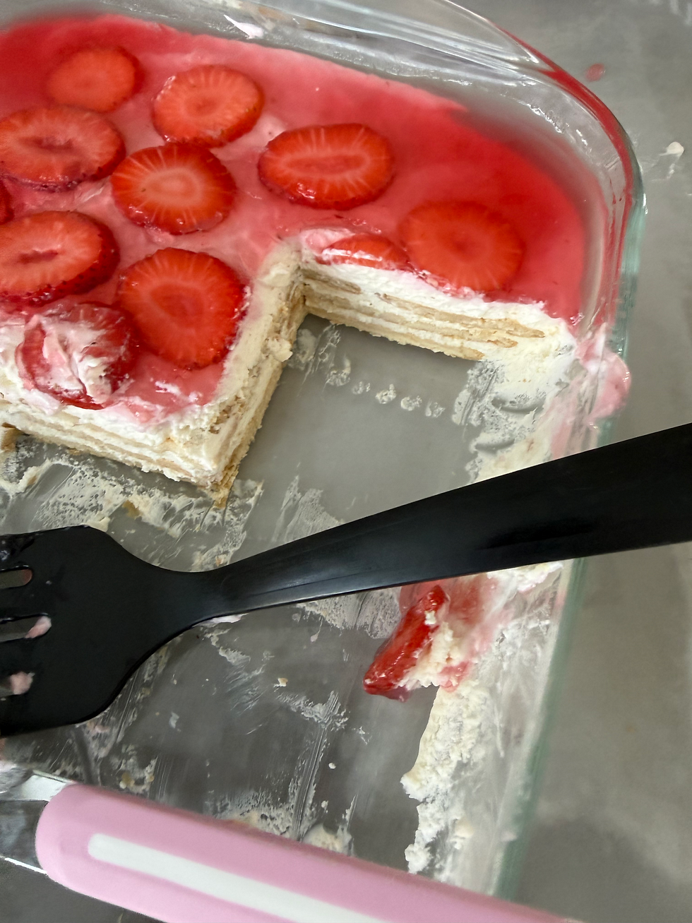 עוגת ביסקוויטים עם תותים וג׳לי