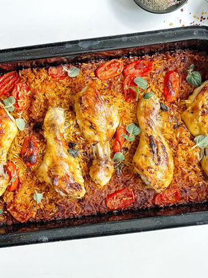 אורז אדום עם עוף ועגבניות – ארוחה שלמה בתבנית אחת!