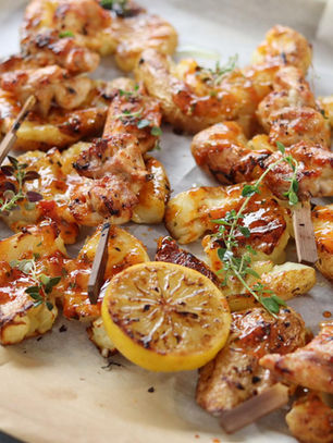 שיפודי פרגיות ותפו"א מעוכים ברוטב צ'ילי לימון