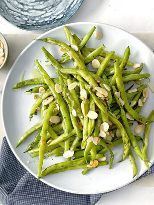 שעועית ירוקה בשום, לימון ושקדים קלויים - אין טעים כזה!