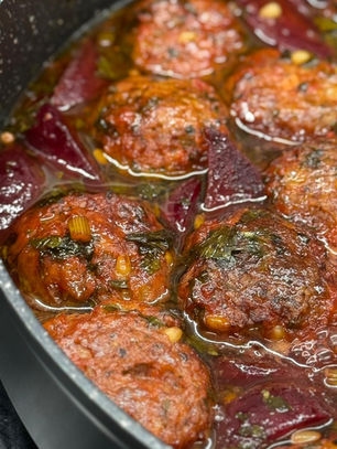 קציצות בשר עם בורגול ברוטב סלק ורימונים