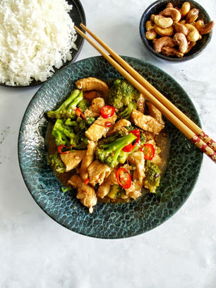 חזה עוף עם ברוקולי וקשיו בסגנון אסיאתי