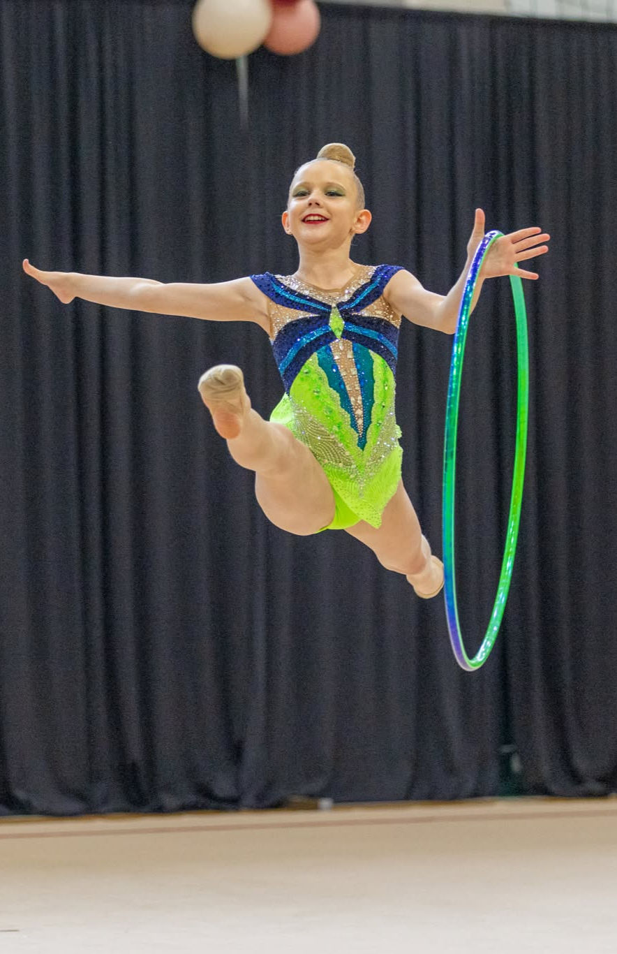 Meninė gimnastika Šilainiuose | Jono Pauliaus II gimnazija – mergaitė treniruotėje klube Elegancija