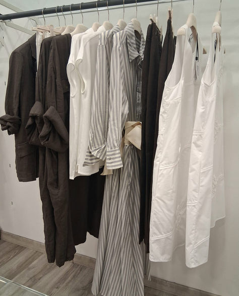 Selezione di capi estivi in lino e cotone per la Private Sale di Chopper Space a Chiavari