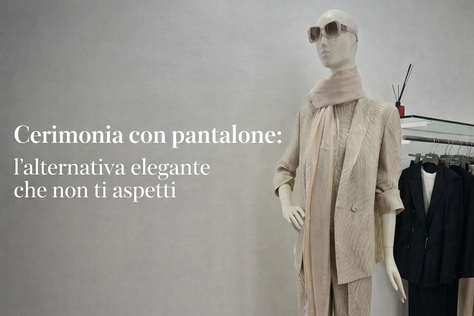 Completo elegante da cerimonia con pantalone in devoré color sabbia e giacca coordinata, look femminile raffinato per eventi e occasioni speciali