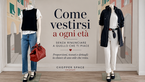 Manichini in boutique con outfit donna casual elegante: gilet nero su camicia bianca e jeans risvoltato con borsa rossa, accanto a look con giacca sangallo blu, pantalone bianco e foulard usato come cintura