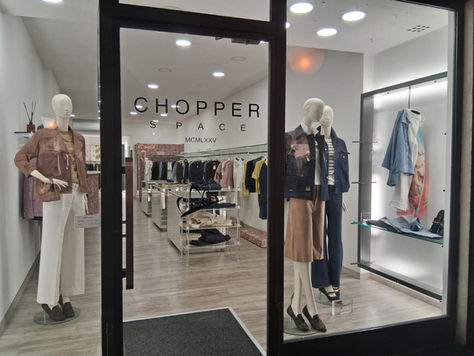 Vetrina di Chopper Space a Chiavari con manichini e collezione nei colori della terra.