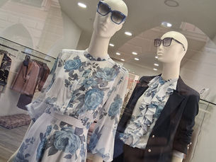 Abito lungo leggero con stampa floreale nei toni del verde e del blu, in tessuto fluido, abbinato a accessori neutri per uno stile elegante e naturale primavera estate