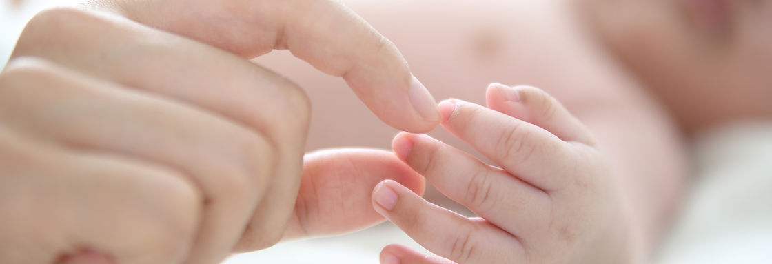 Mutter, die Babyfinger hält
