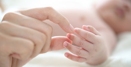 Mutter, die Babyfinger hält