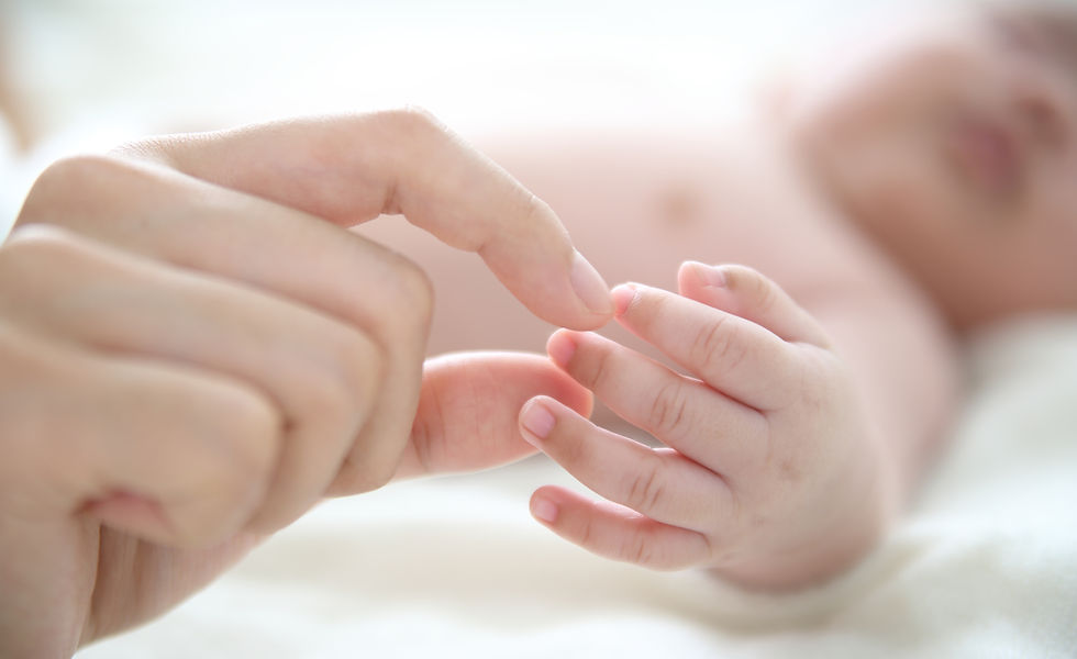 Mutter, die Babyfinger haelt