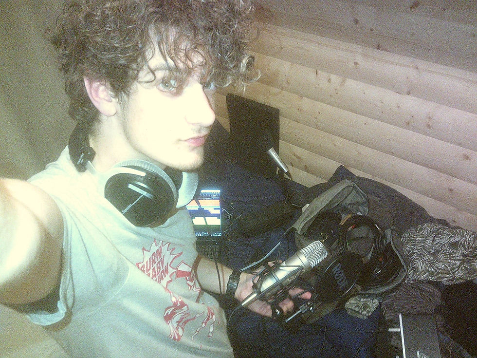 Musician Ricky Jamaraz holding a microphone.