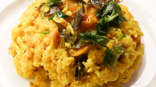 Poha (Zerstampte Reis mit Erdnüssen)