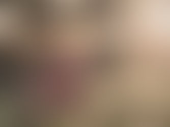 ילדה קטנה יושבת בתוך שדה פרחים וצופה בקרני השמש