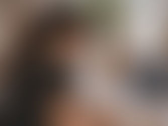 אישה עובדת על מחשב