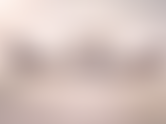 תמונה סוריאליסטית של שני סוסים מושכים כרכרה לכיוונים מנוגדים בערפל - קונפליקט פנימי, ראש מול גוף, התנגדות לשינוי