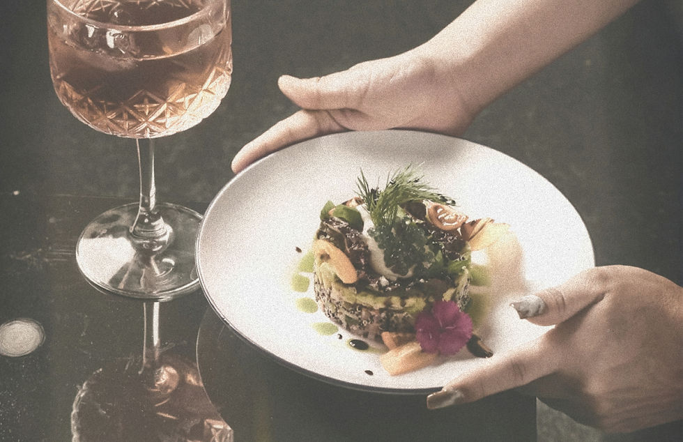 מלצרית מגישה מנת אוכל