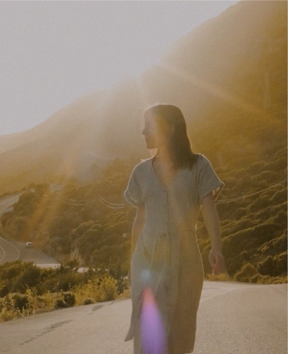 אישה עם קרני שמש עליה, אישה הולכת בשקיעה